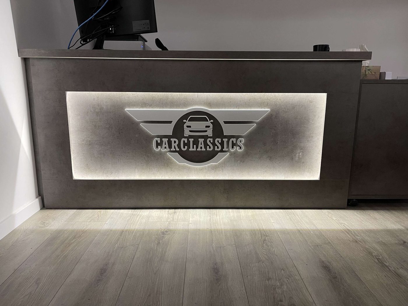 A Carclassics recepciópultja világító logóval