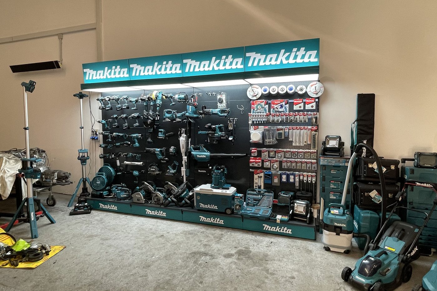 Makita szerszámfal a Carclassics műhelyében