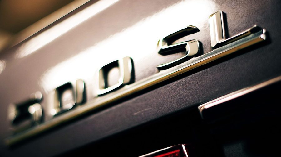 Mercedes-Benz 500 SL felirat a csomagtérfedélen